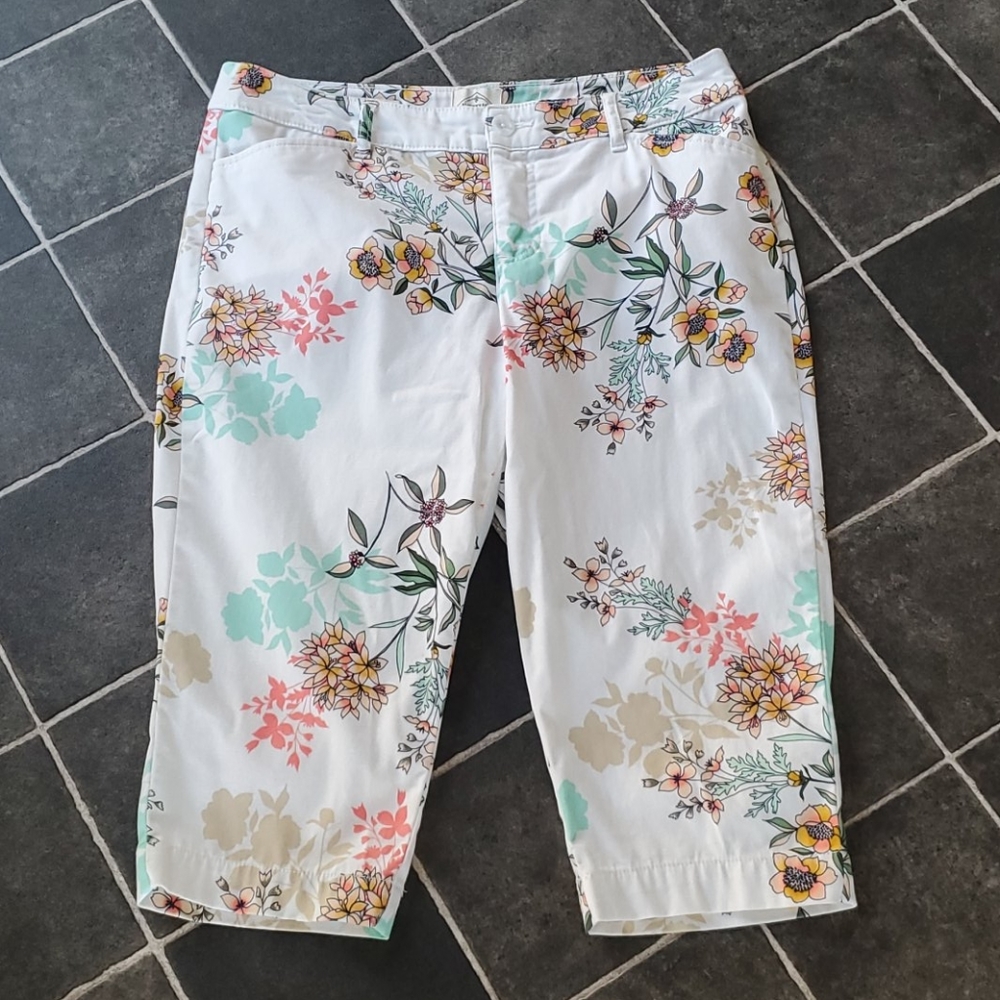St.John Bay floral women capris size 12P - Picture 2 of 10
